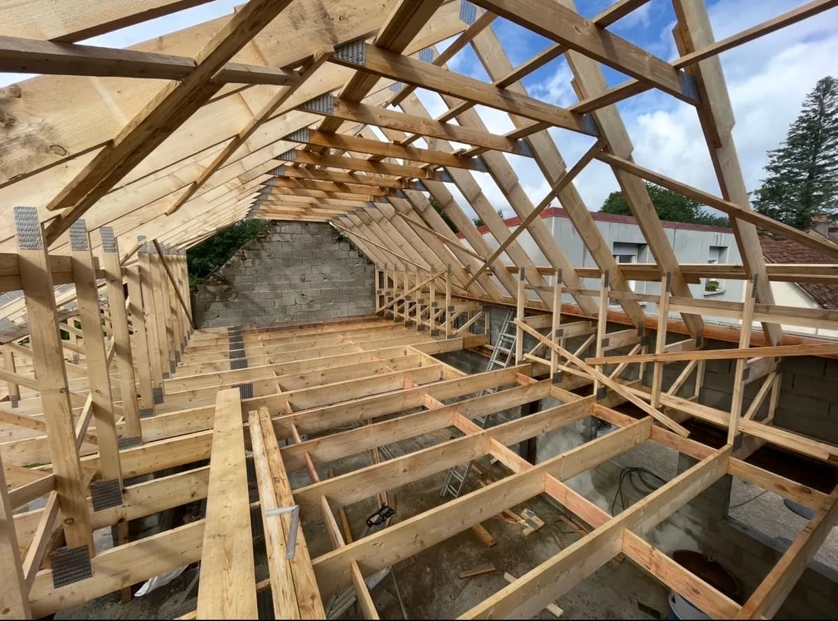 Charpente en bois neuve montée sur un chantier de rénovation