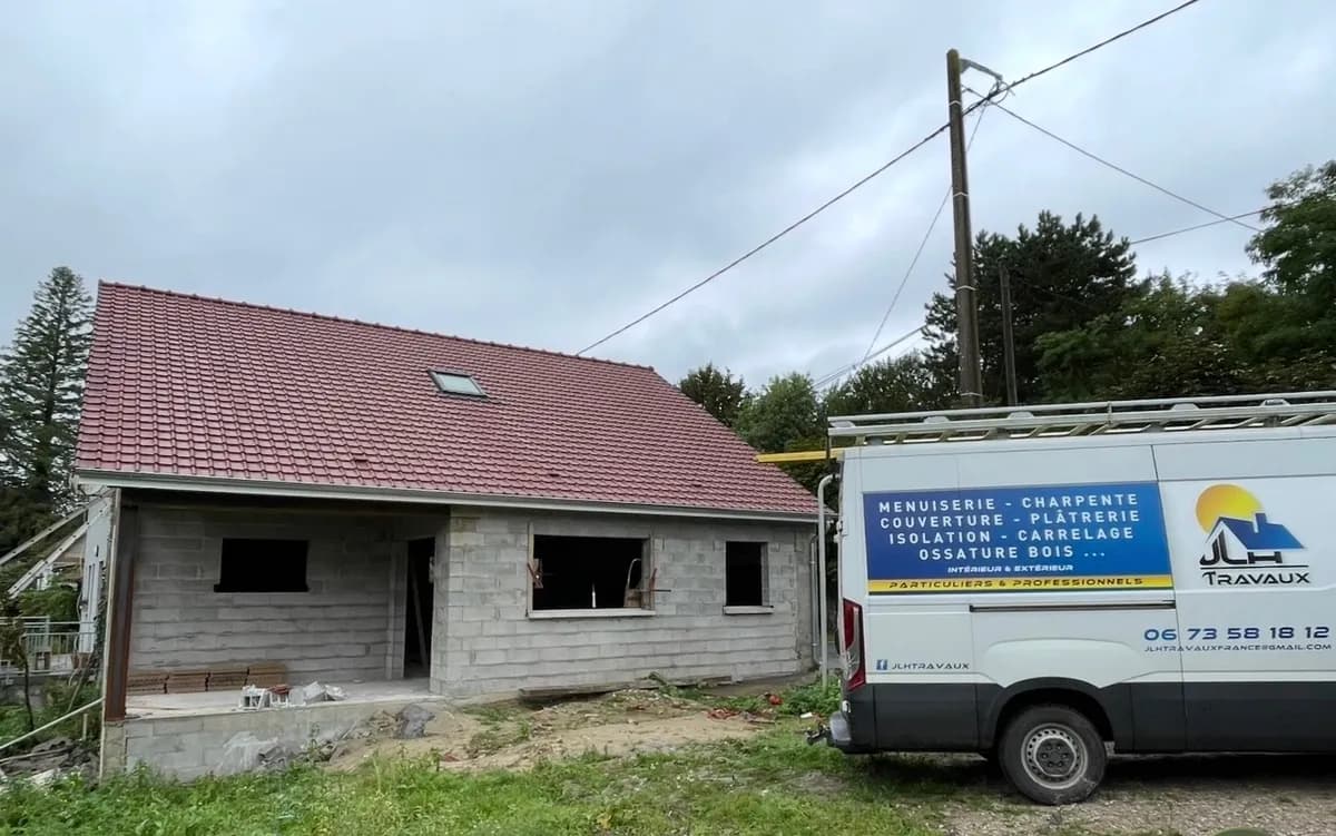 Maison neuve en cours de construction, murs en parpaings et toiture tuiles neuve