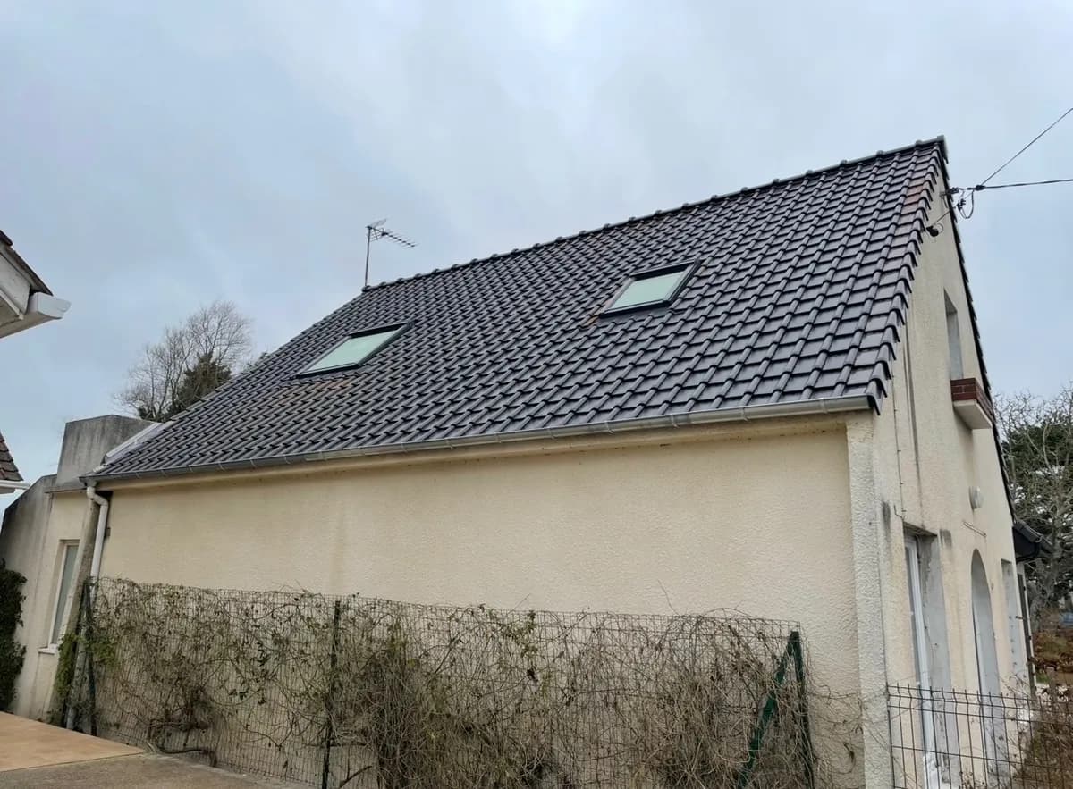 Toiture rénovée en tuiles anthracite avec pose de fenêtres de toit